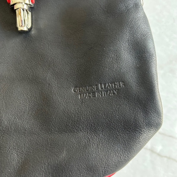 Primo Sacchi Women's black and red leather crossbody bag, adjustable strap - Picture 6 of 9